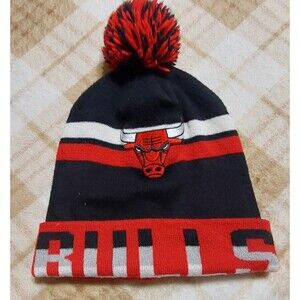 Thick acanalous point cap of the Mitchell & Ness Bulls (black/red).